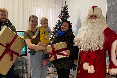 Депутаты доставили подарки 